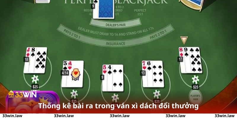 Người chơi đang thống kê bài ra trong ván xì dách đổi thưởng tại 33win