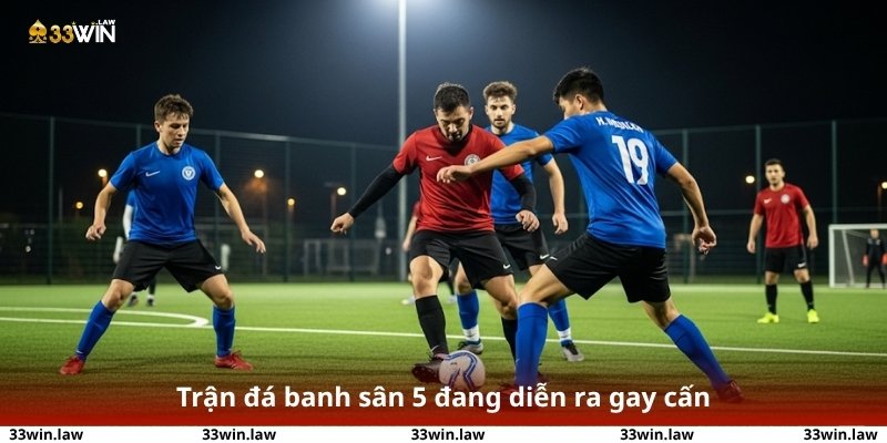 Trận đá banh sân 5 đang diễn ra gay cấn trên sân cỏ